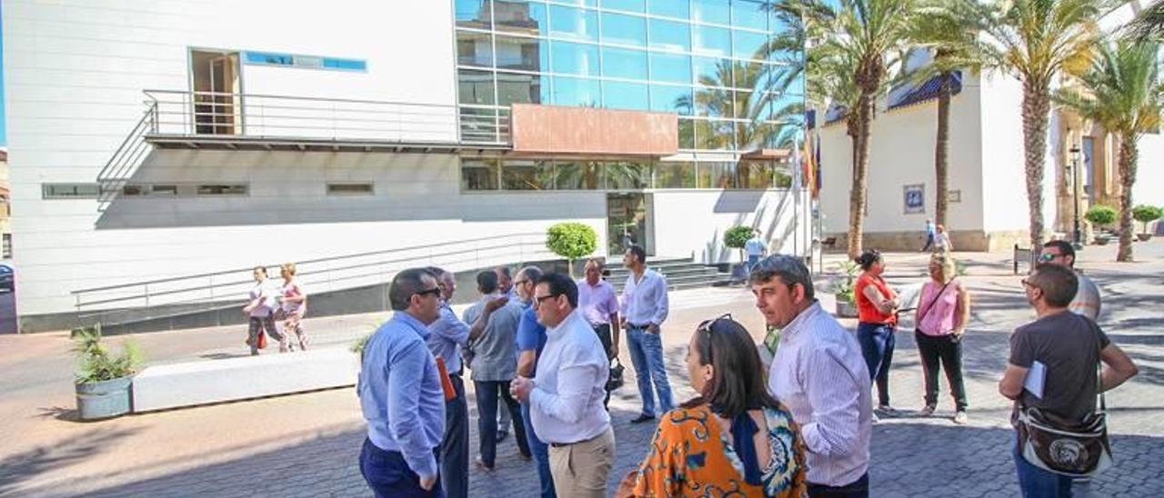 El PSOE de Dolores veta la participación de los vecinos en el debate del pleno