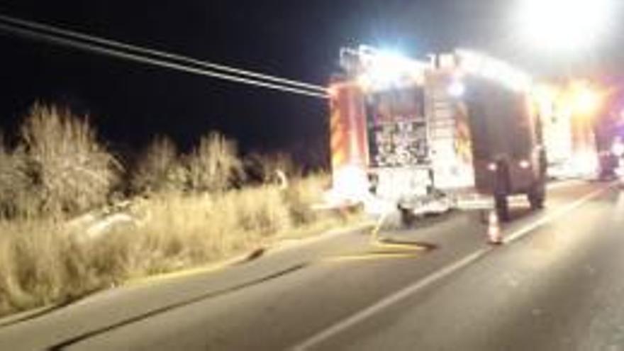 Cuatro heridos en un accidente al volcar su coche a la entrada de Alcalalí