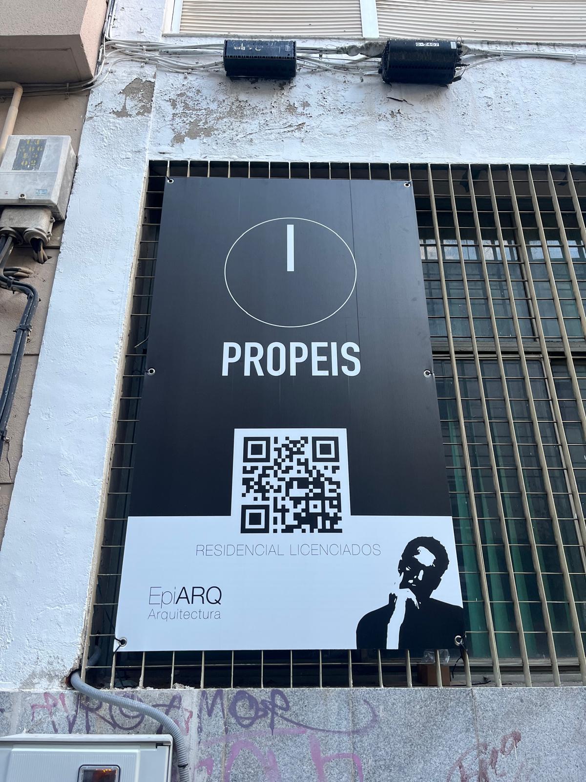 Cartel ubicado en la entrada.