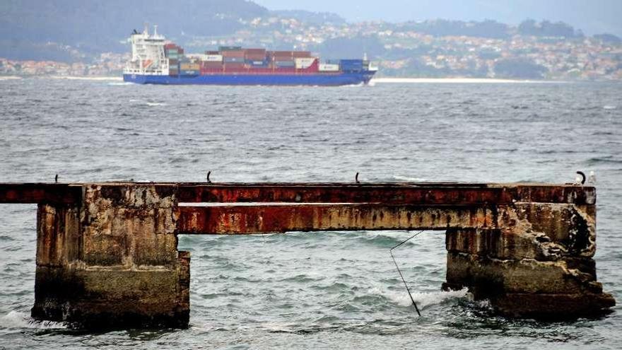 En Nerga, en pantalán de atraque provisional se ubicará en la zona rocosa del extremo de la playa.  // Gonzalo Núñez