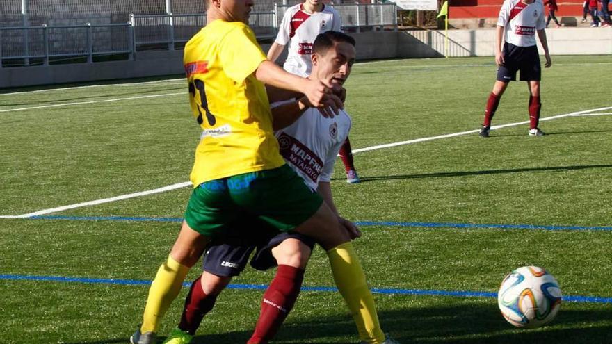 Una jugada del partido Gijón Industrial-Andés, con el que ayer se reinauguró Santa Cruz.