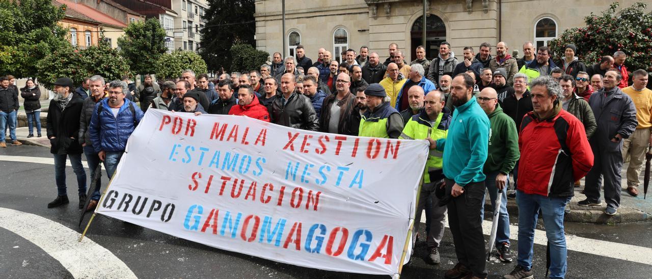 Trabajadores de Ganomagoga arropados por vecinos y allegados en su protesta de este lunes en el Concello de Ponteareas.