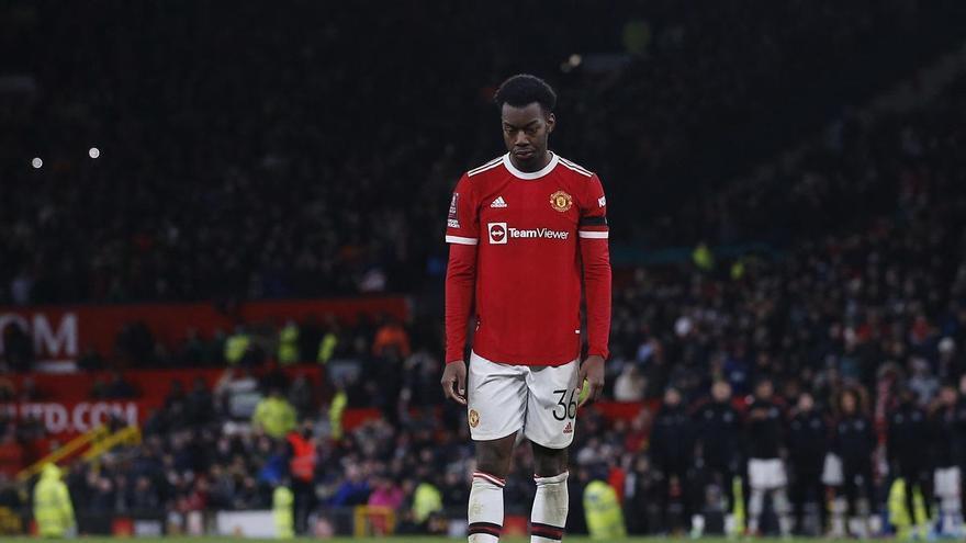 Insultos racistas a Anthony Elanga por fallar un penalti con el Manchester United