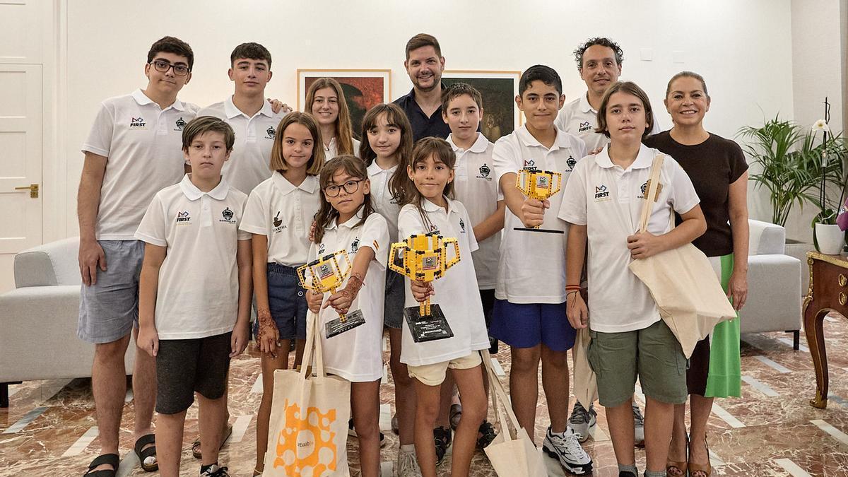 El equipo GandiaLab, alumnos y docentes, con las autoridades de Gandia, en el acto de recepción oficial