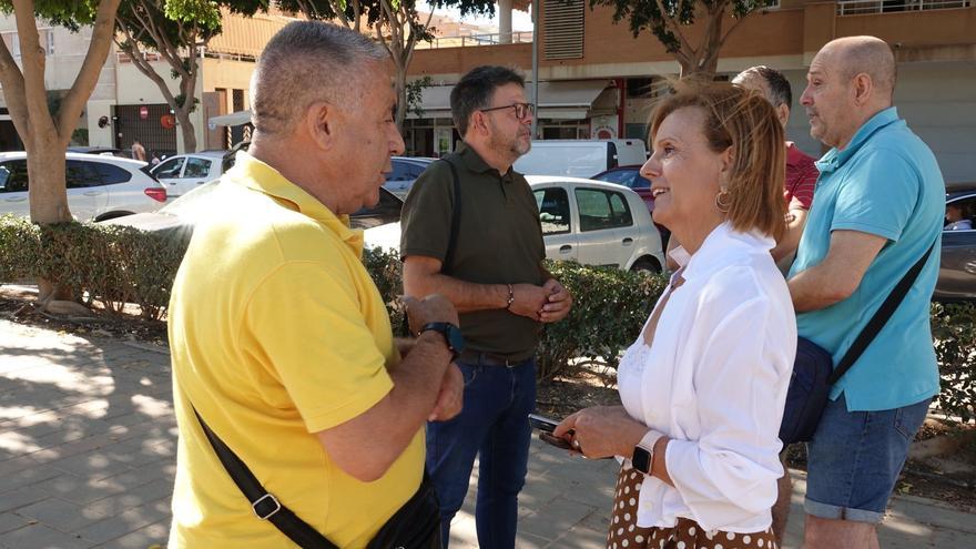 La viceportavoz socialista, Begoña Medina, y el concejal Jorge Quero con vecinos de Torre Atalaya