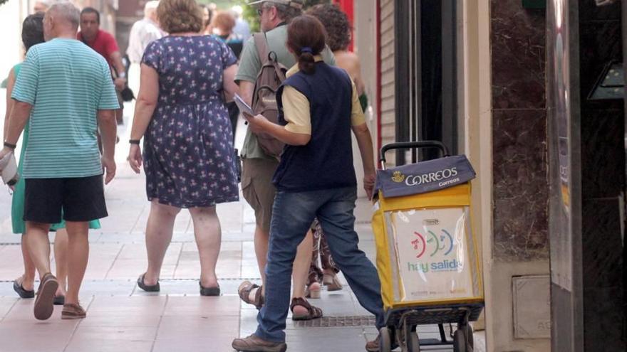 Una cartera reparte el correo en Cartagena.