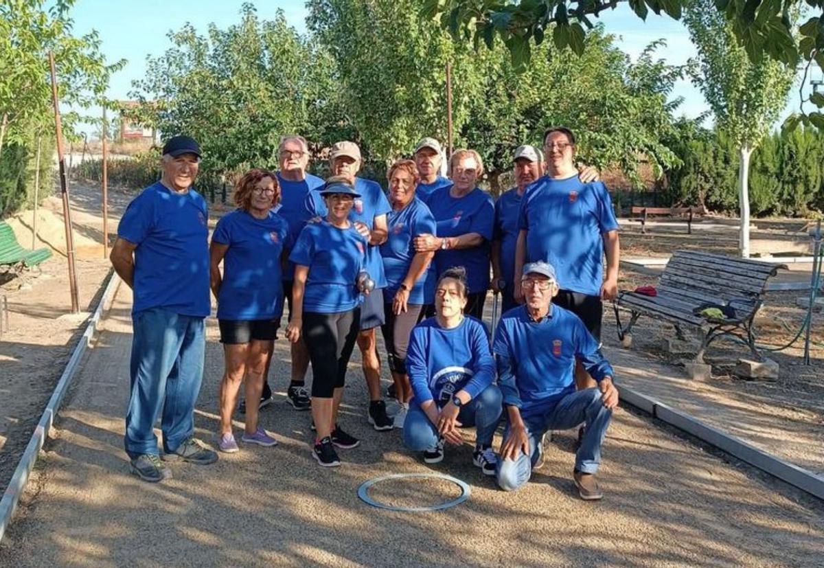 El club de petanca organizó un torneo mixto.