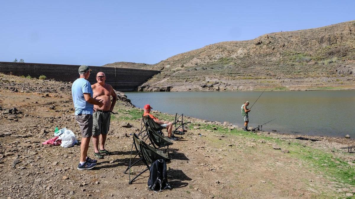 Bañistas y pescadores en la presa de Chira durante la ola de calor de la segunda semana de octubre.