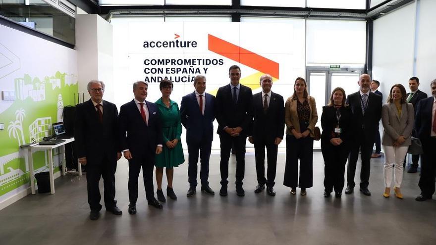 Sánchez, junto al resto de autoridades, en la sede de Accenture.