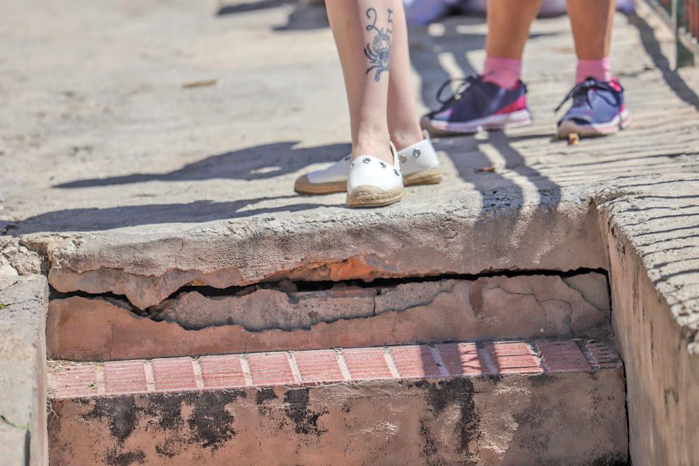 Socavones, grietas... los vecinos de la calle San Bruno de Callosa temen que se venga abajo. El Síndic de Greuges investiga qué van a hacer las administraciones ante la denuncia de treinta familias qu