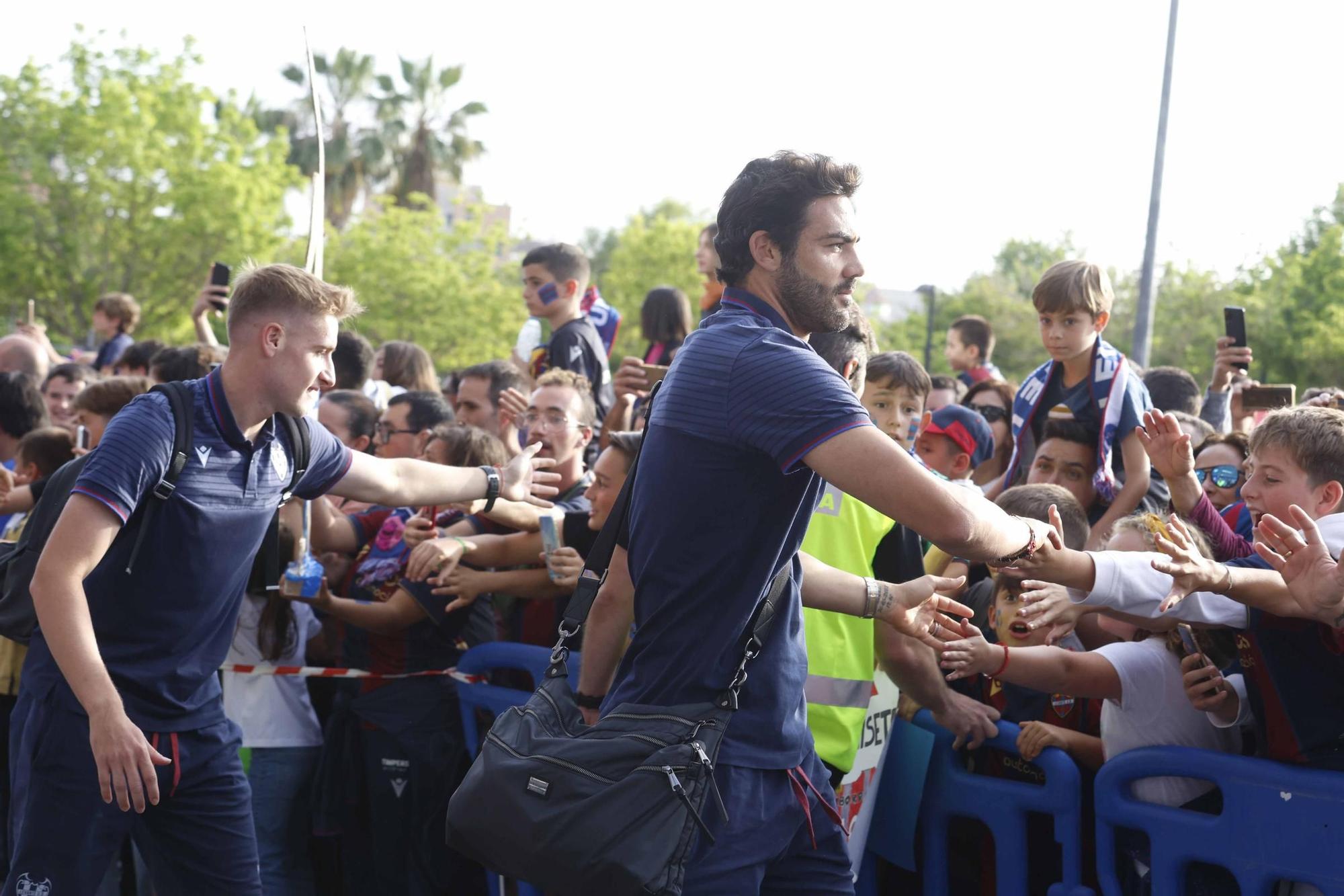 Recibimiento de la afición levantinista al equipo