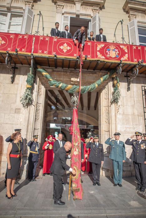 Exhibición de la Gloriosa Enseña del Oriol y primeras horas dela procesión cívica por las calles de Orihuela