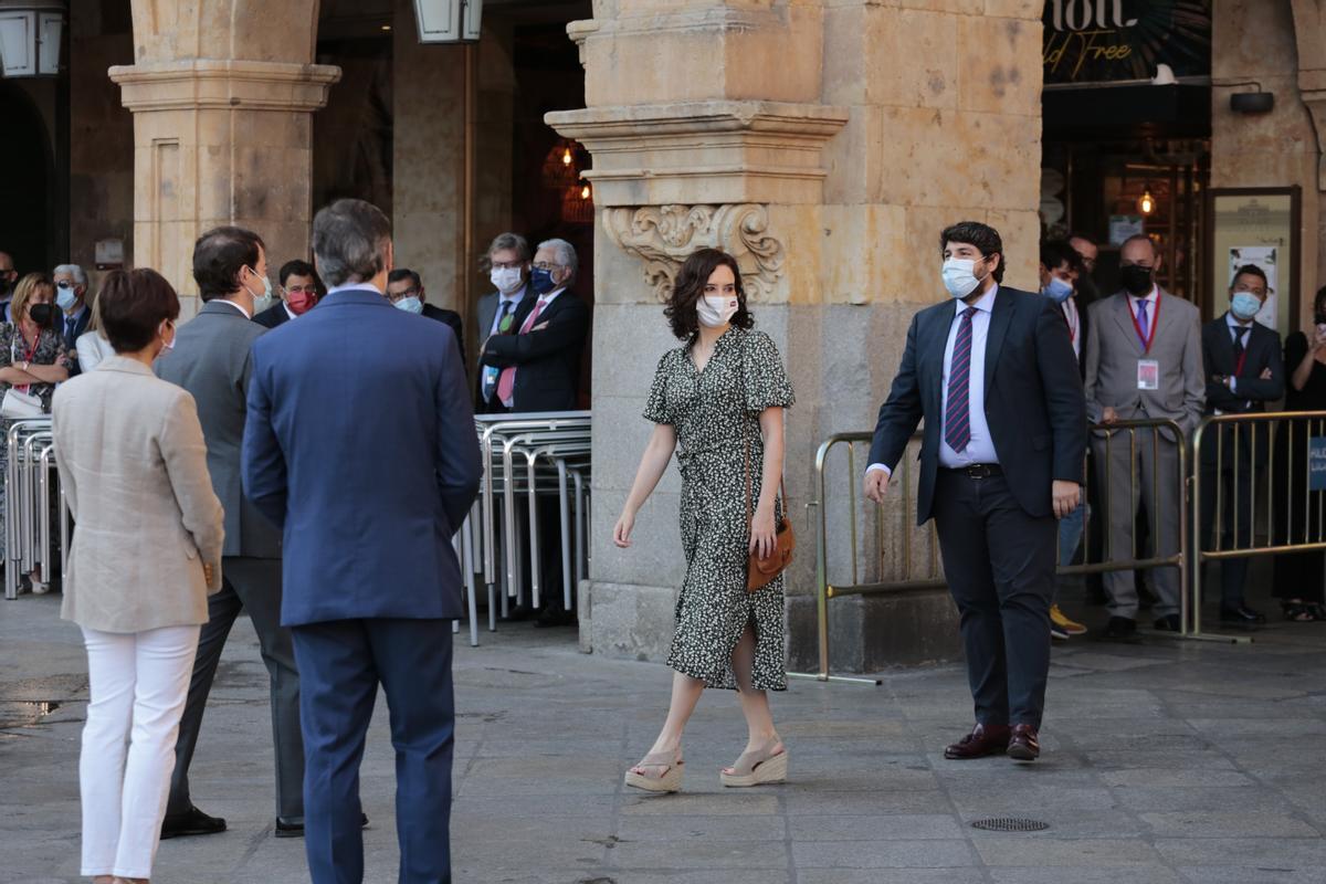 Los presidentes de Madrid y Murcia, Isabel Díaz Ayuso y Fernando López Miras, a su llegada a la plaza Mayor de Salamanca, recibidos por la portavoz del Ejecutivo, Isabel Rodríguez, y el presidente de Castilla y León, Alfonso Fernández Mañueco, antes de la XXIV Conferencia de Presidentes, este 30 de julio.