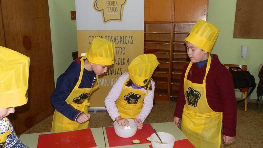 Los escolares del colegio Jovellanos de Vegadeo se inician en la cocina