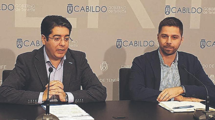 El presidente del Cabildo, Pedro Martín, y el consejero insular, Javier Rodríguez.