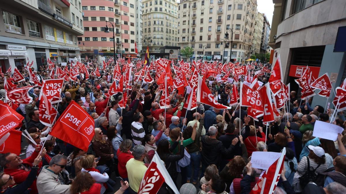 Imagen de la concentración del domingo ante la sede del PSPV.