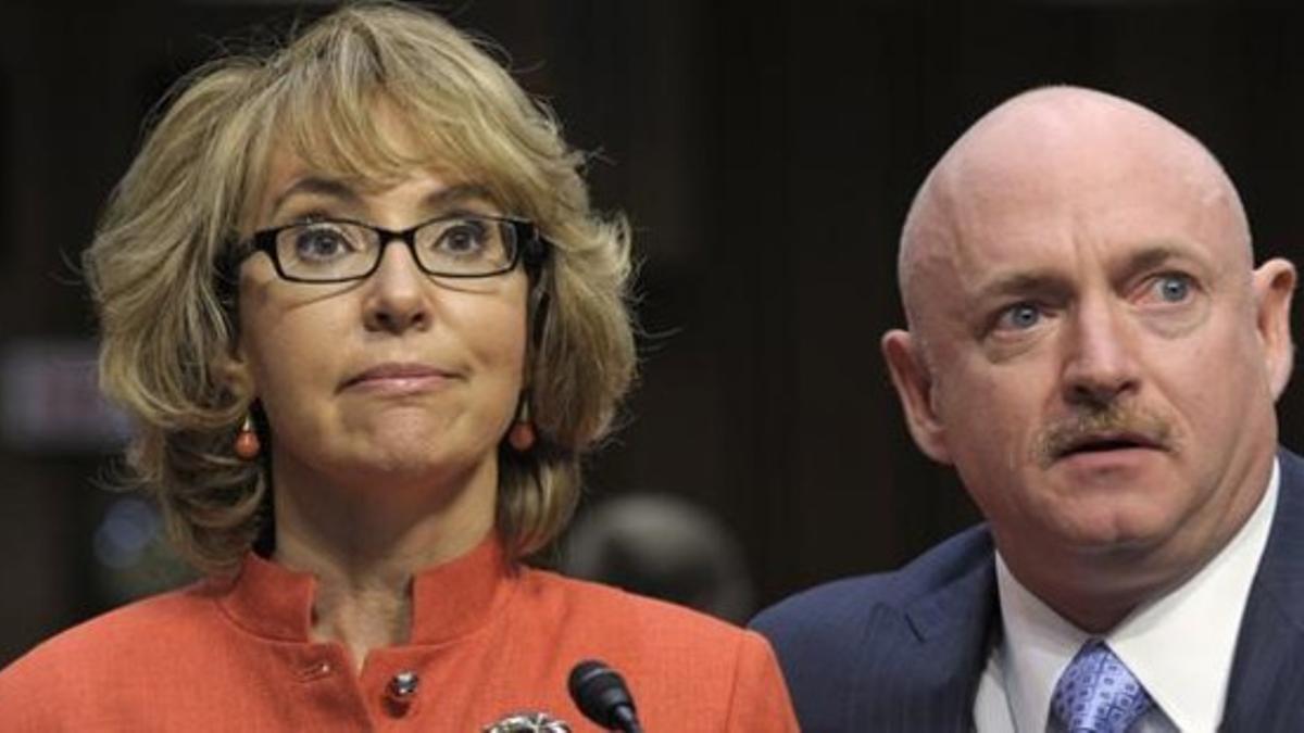 Giffords junto a su marido, Mark Kelly, en la audiencia en el Senado, este miércoles.