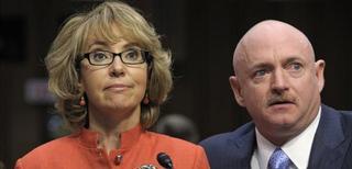 Giffords pide al Senado de EEUU que sea "valiente" en el control de las armas de fuego