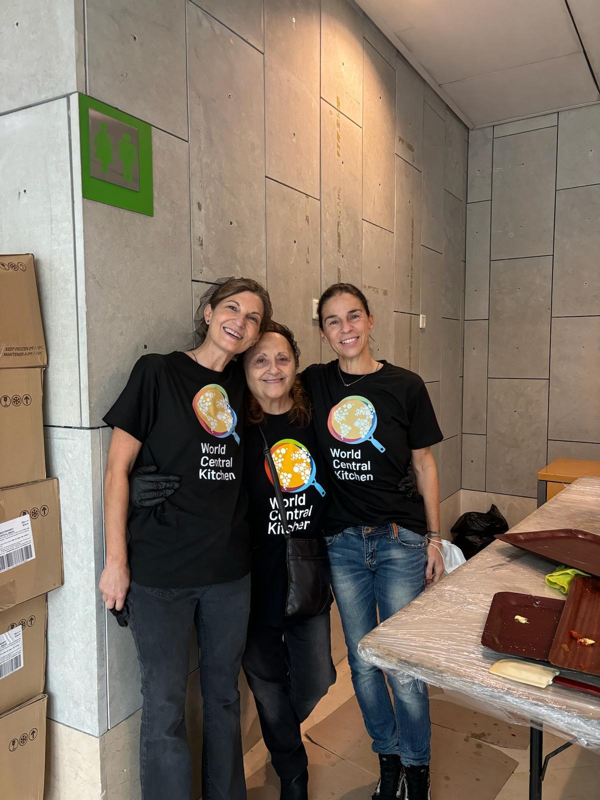 A la izquierda de la imagen, Patricia Ramos con Diana Garau (a la derecha) y otra voluntaria de World Central Kitchen.