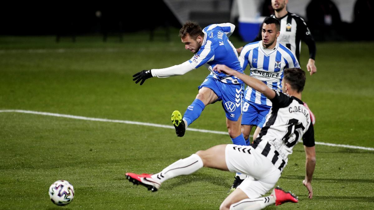 Valentín Vada remata para marcar el primer gol del Tenerife