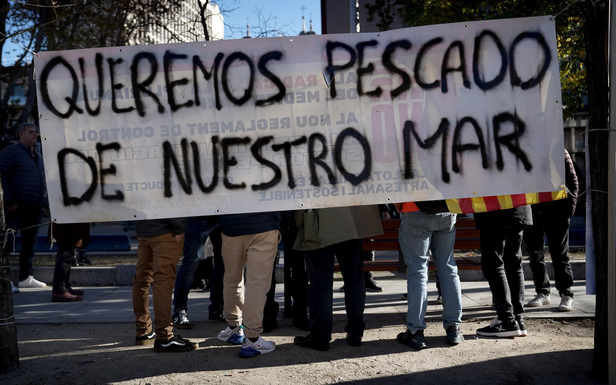 Concentración en Madrid de pescadores contra el recorte de días en el mar de Bruselas.