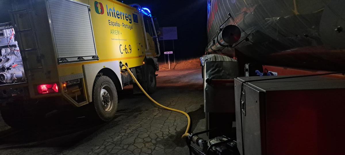 El incendio pierde fuerza junto a Rábano y mantiene su avance hacia Tola durante la madrugada.