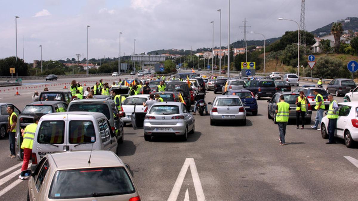 Protesta de usuarios en Vilassar de Mar para no pagar los peajes