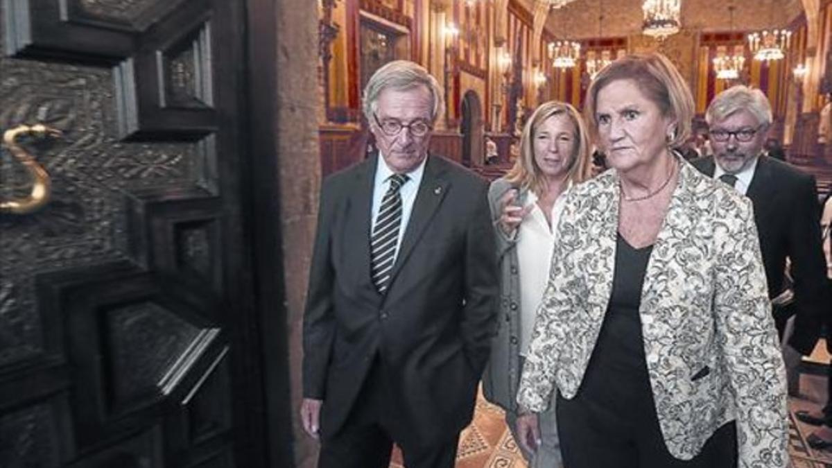 Trias, con la presidenta del Parlament, Núria de Gispert, y, detrás, la vicepresidenta del Govern, Joana Ortega, y el concejal Joan Puigdollers, ayer.