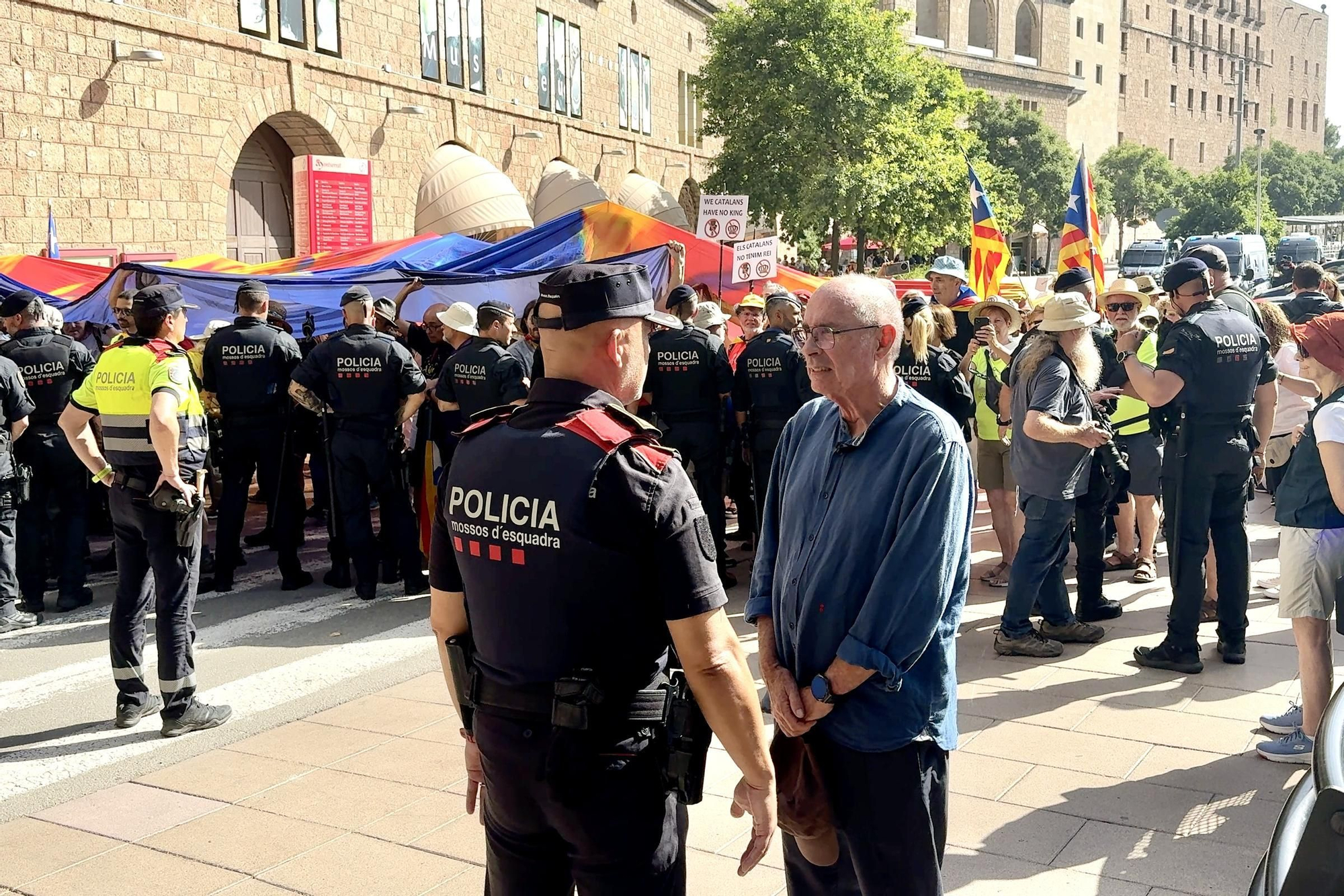 Les fotos de la protesta contra Felip VI a Montserrat