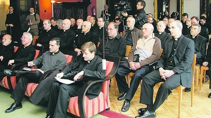 Asistentes al acto de ayer, en la casa de Solavieya (Granda), del Opus Dei en Gijón.