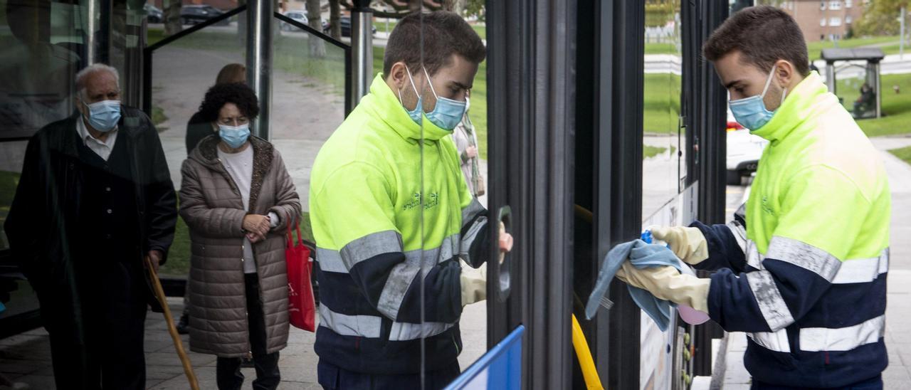 Un operario desinfectando un autobús de Oviedo.