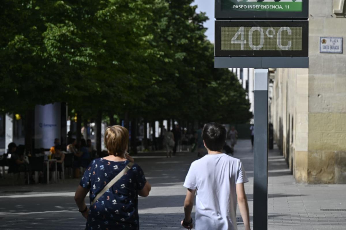 Un termómetro marca 40º en el paseo Independencia de Zaragoza, este lunes.