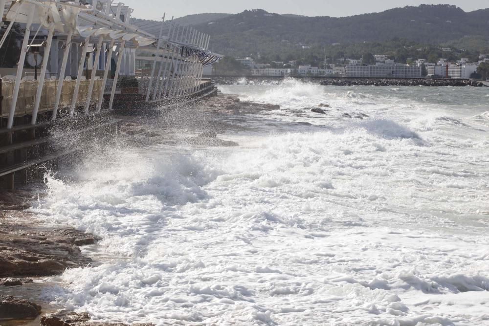 El viento vara ocho barcos en Sant Antoni