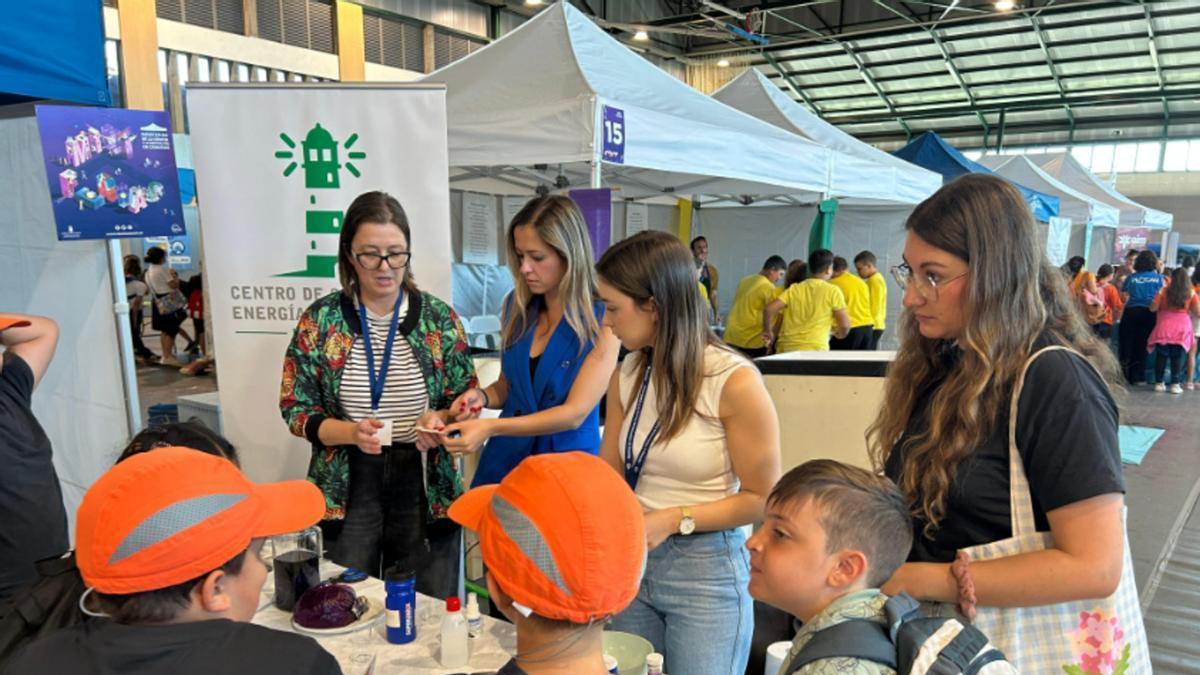 Alumnado en la Miniferia de la Ciencia y la Innovación en Canarias 2026
