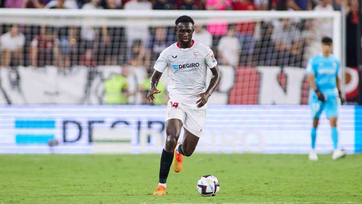 Tanguy Nianzou en un partido del Sevilla esta temporada.