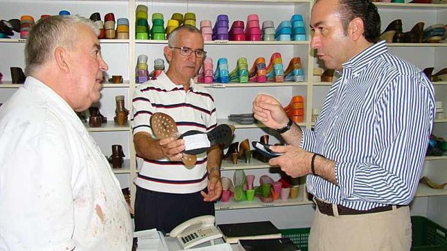 El alcalde en una de sus visitas a las empresas de calzado y sus componentes.