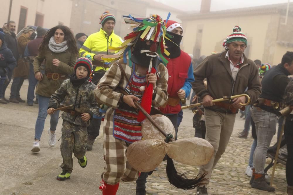 El Zangarrón da color a las calles de Sanzoles