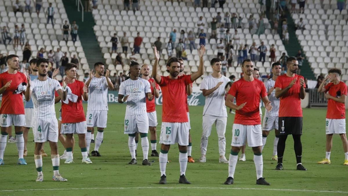 La plantilla blanquiverde realiza la habitual arenga final junto a la afición, en El Arcángel.