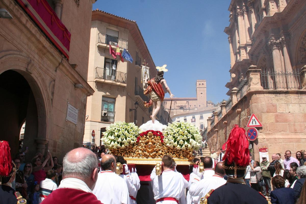 Jesús Resucitado iniciando la subida por la Cuesta de la calle Corregidor, con la antigua iglesia de Santa María al fondo.