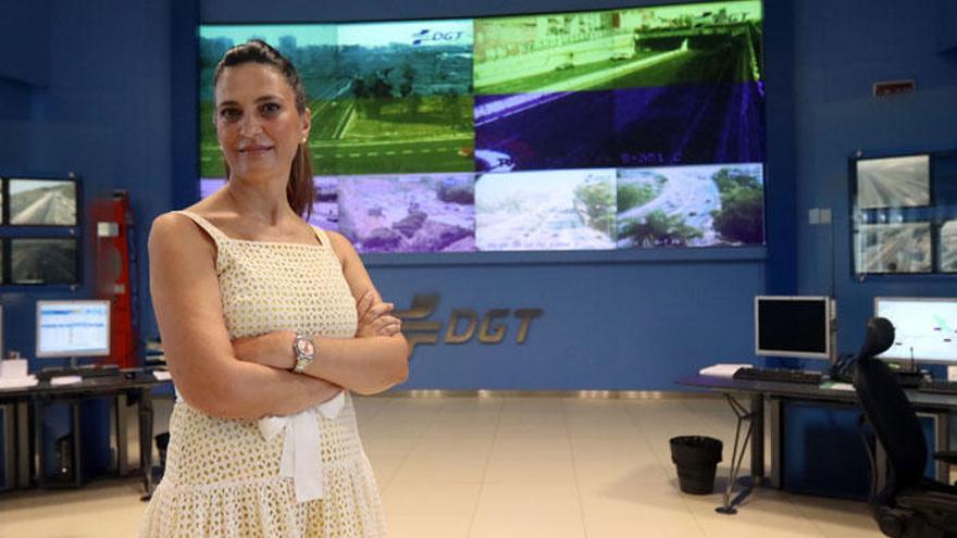 Trinidad Hernández posa frente a las pantallas del Centro de Gestión de Tráfico de Málaga.