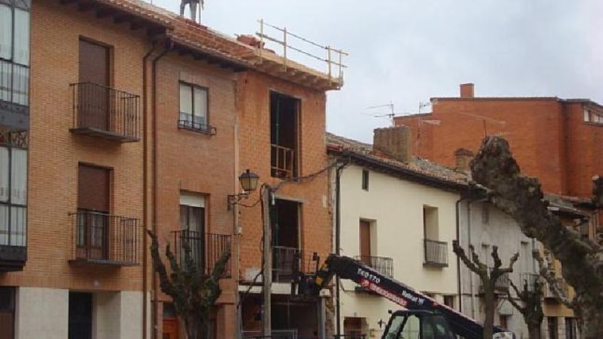 Construcción de un edificio en la ciudad.