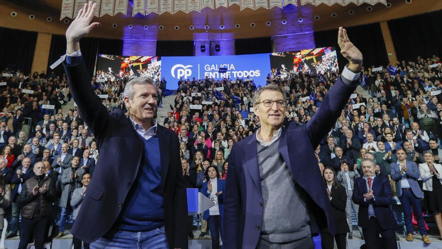 Alberto Núñez Feijóo junto a Alfonso Rueda en la presentación en Santiago de los candidatos populares a las alcaldías gallegas.