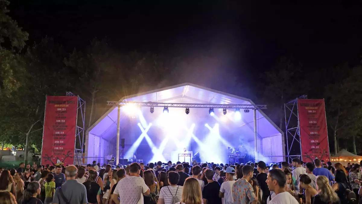 Sis nits de música il·luminen les vigílies de la Festa Major de Roses