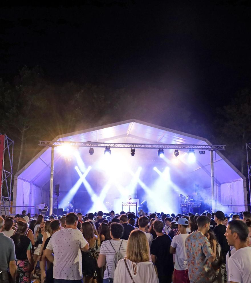 Sis nits de música il·luminen les vigílies de la Festa Major de Roses