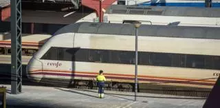 Caos en los trenes: cientos de viajeros pierden enlaces a Madrid y los retrasos superan la hora