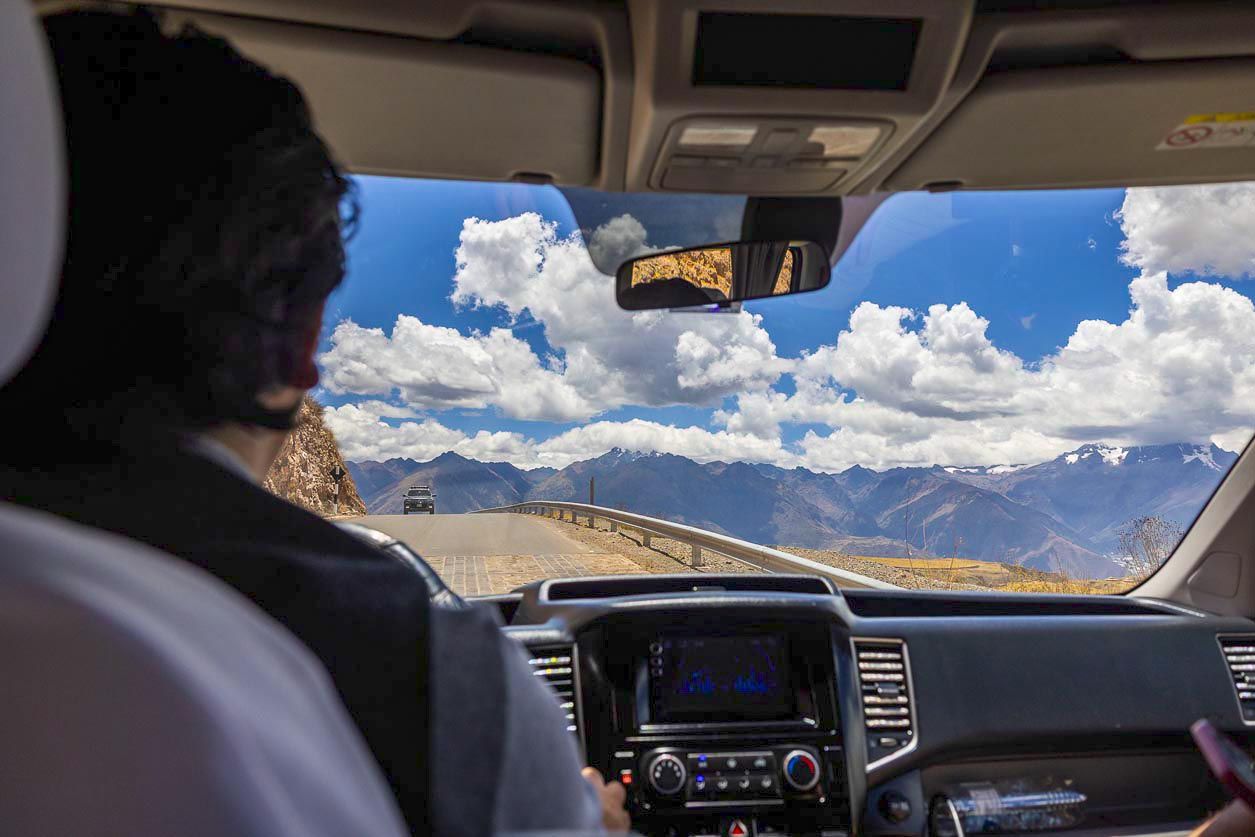 Carreteras que serpentean por la cordillera andina de camino a sus secretos