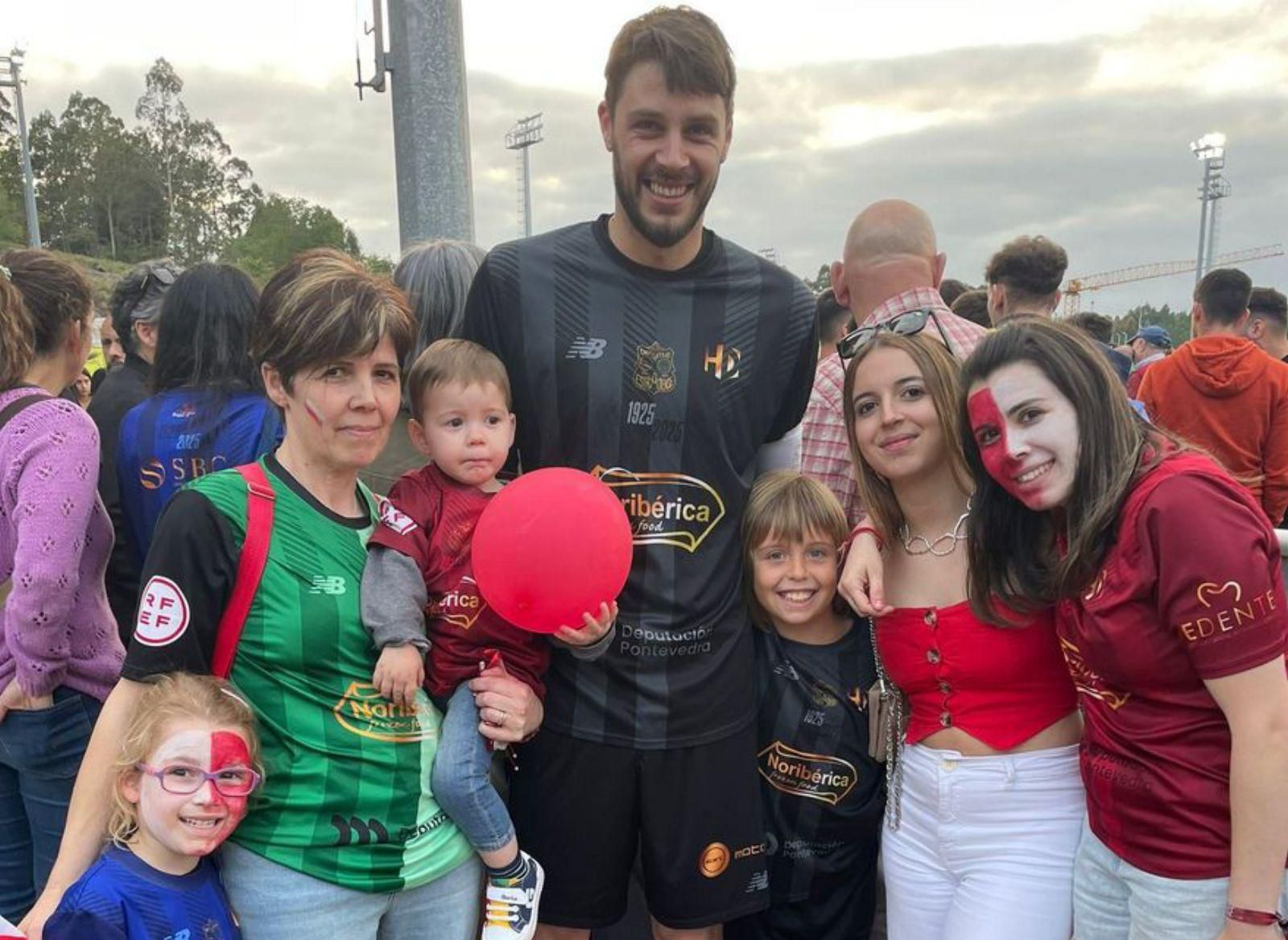 Coke, con su familia, tras su último partido con el Estradense.