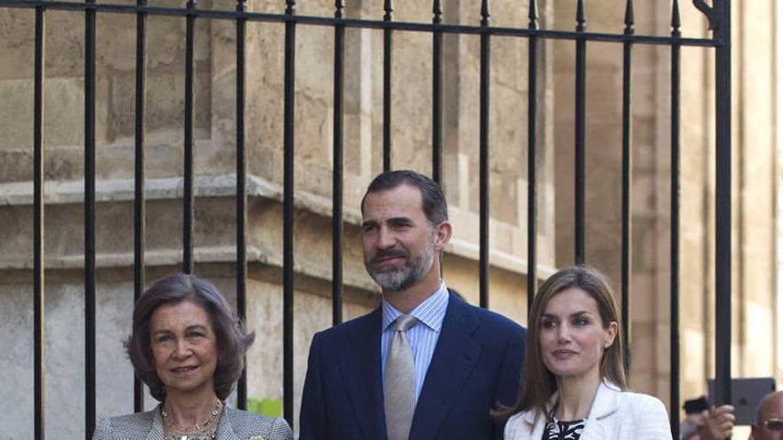 Los Reyes, sus hijas y la Reina Sofía, en la misa de Pascua en Palma