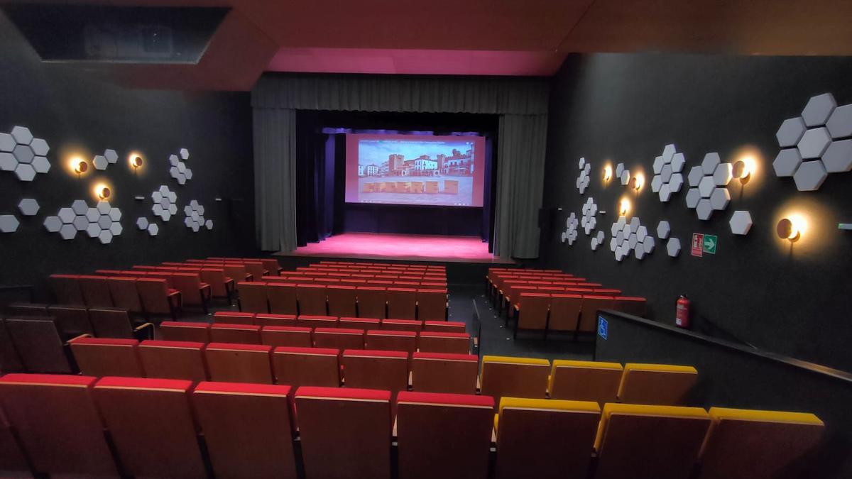 Interior del remodelado salón de actos.