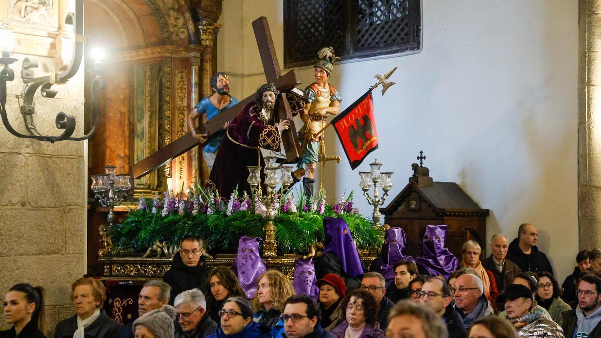 La salida de los pasos para la procesión del Santo Encuentro se ha cancelado por la lluvia. En su lugar, el Arzobispo Monseñor Prieto ha dado el tradicional sermón en la Iglesia de San Miguel do Agro.